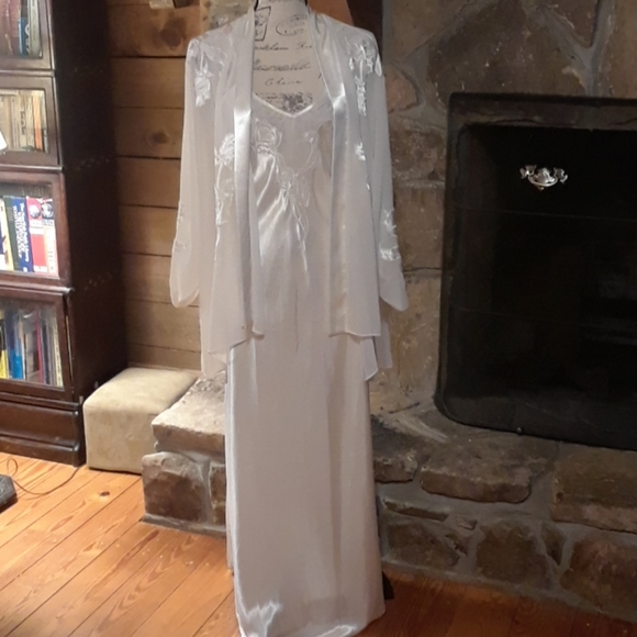 Natori Other - Vintage Natori gown & robe set